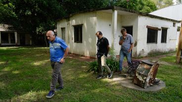 La casa de los detenidos detrás de Ramón Verón y los integrantes de la Mesa Promotora.