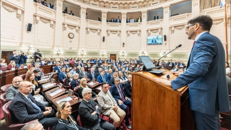 Pullaro hablándole a los legisladores, funcionarios, intendentes y representantes del Poder Juidicial.
